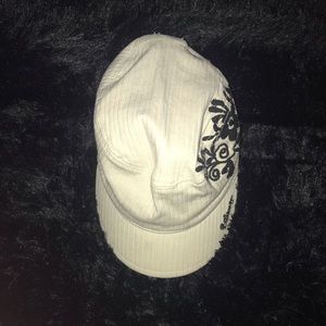 𝅺billabong white and black flower hat
